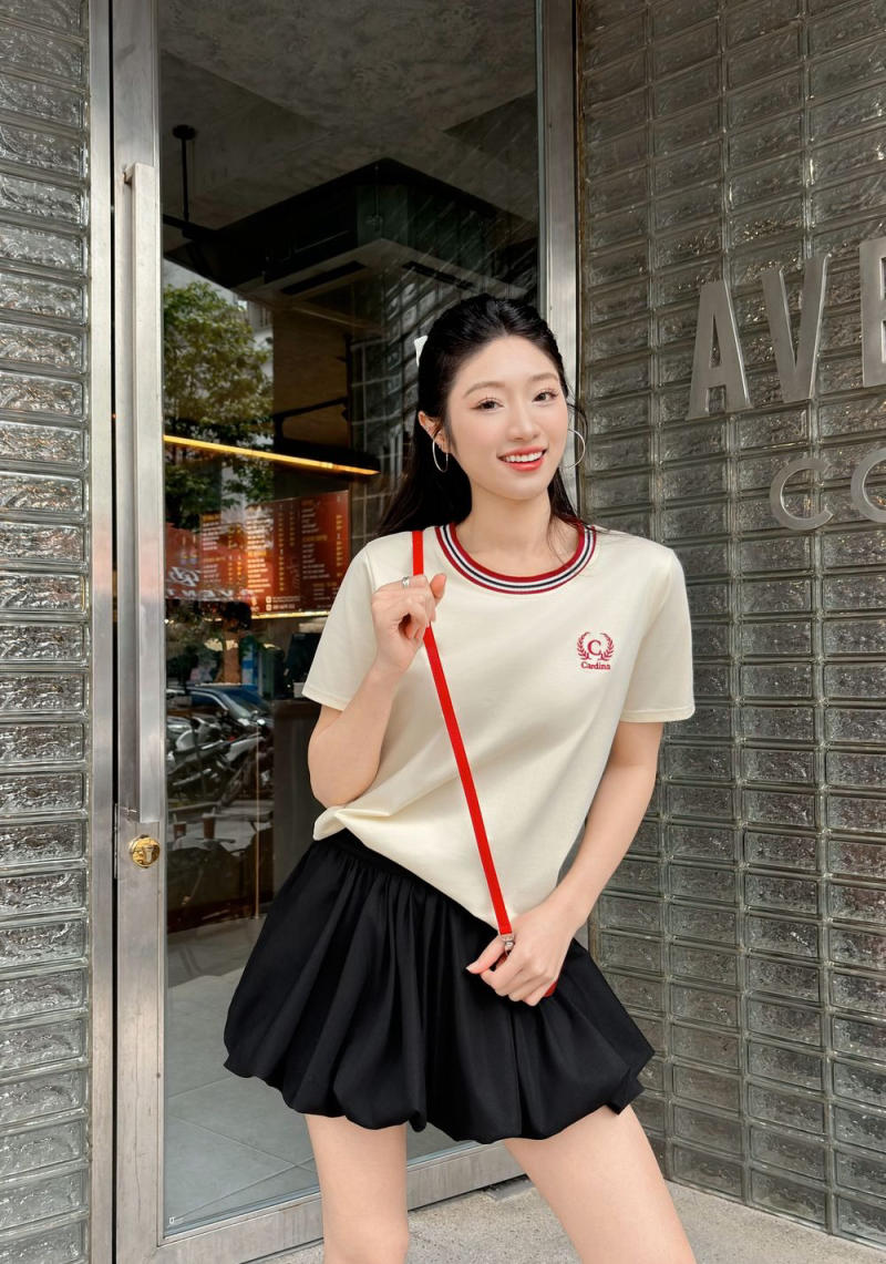 Mặc áo phông trắng với quần short