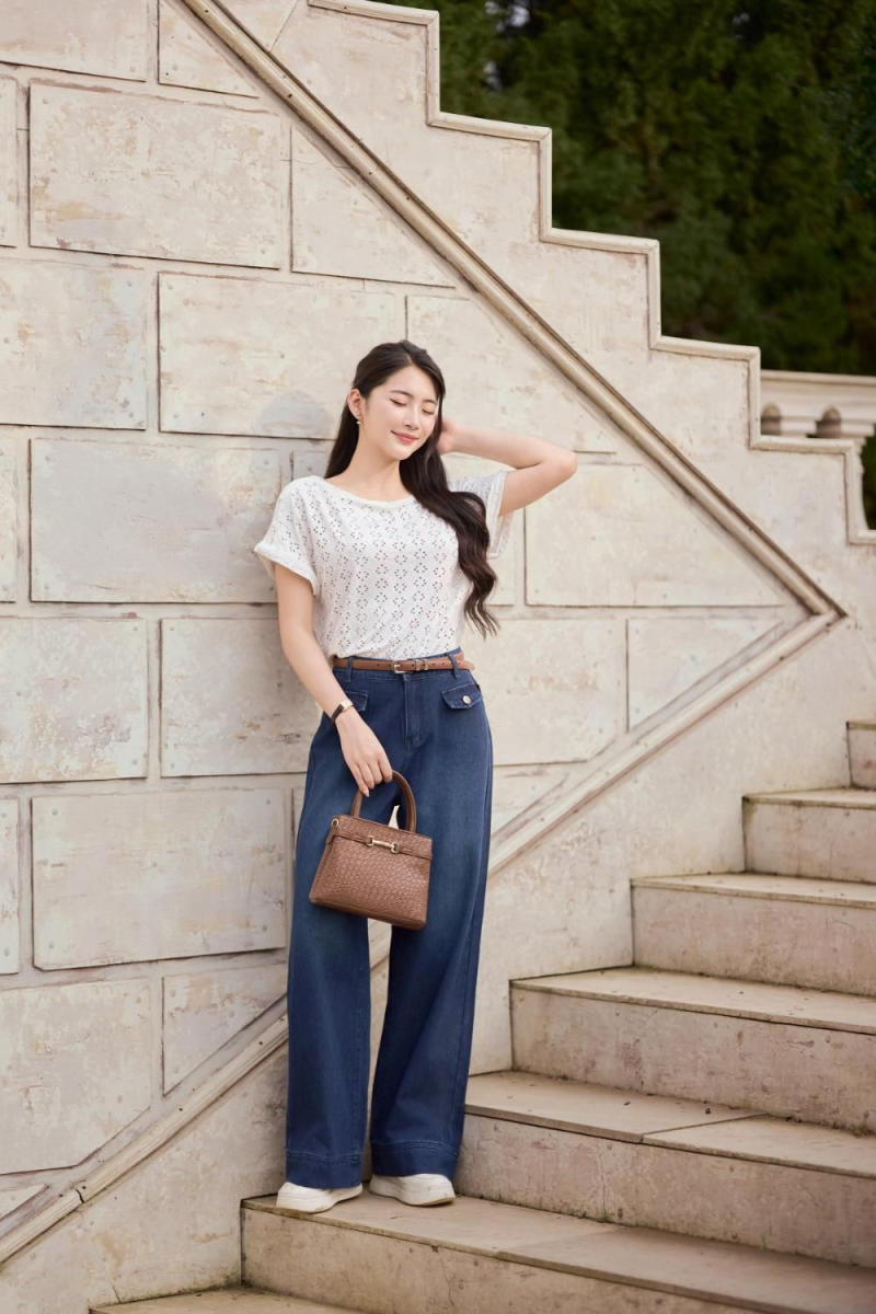 Phối áo phông trắng và quần jeans