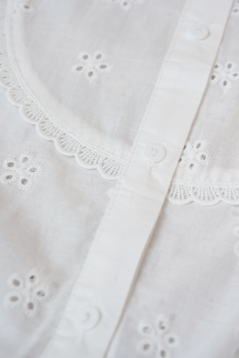 Áo sơ mi nữ Cardina vải thô phối ren cổ đức cộc tay