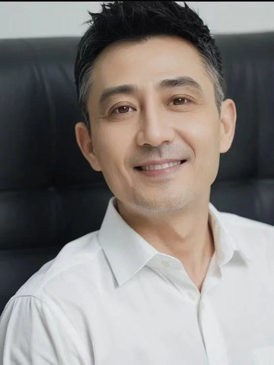 kiểu tóc nam trung niên châu á