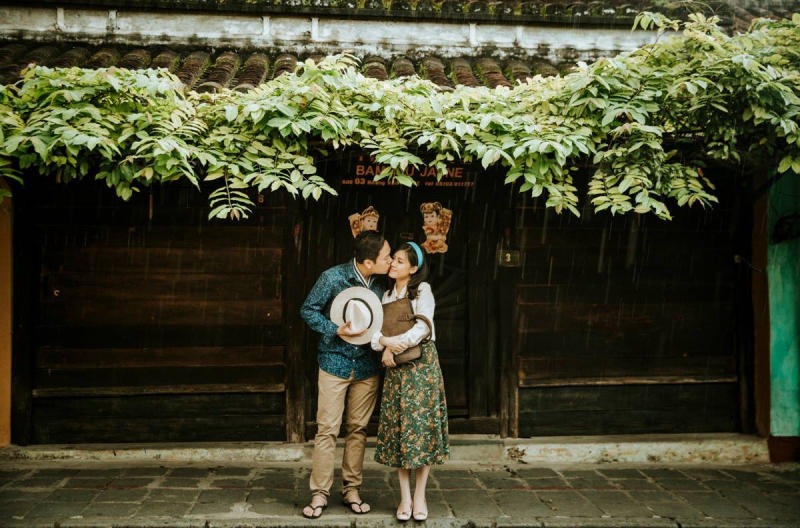 Tạo dáng cho cặp đôi và nhóm bạn