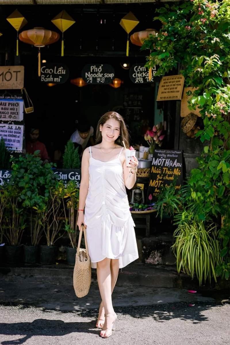 Tạo dáng chụp ảnh ở Hội An cho nữ