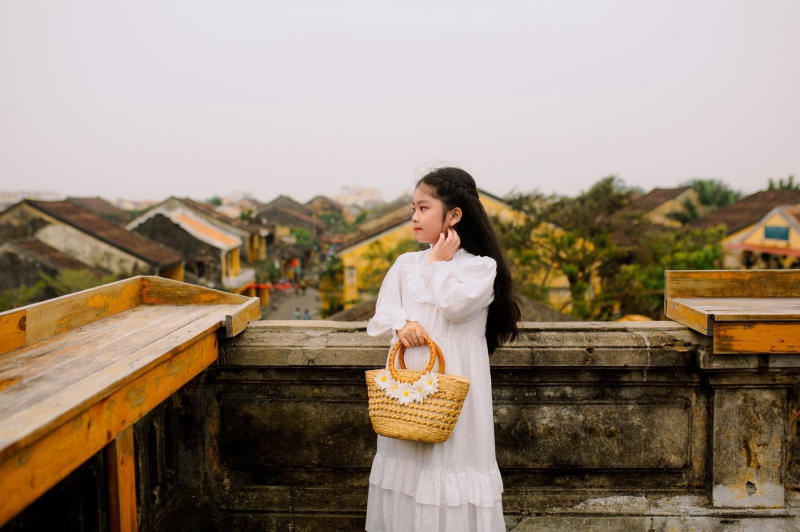 Tạo dáng chụp ảnh áo dài ở Hội An cho nữ