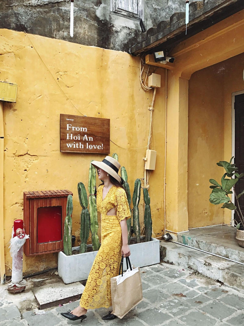 Tạo dáng chụp ảnh áo dài ở Hội An cho nữ