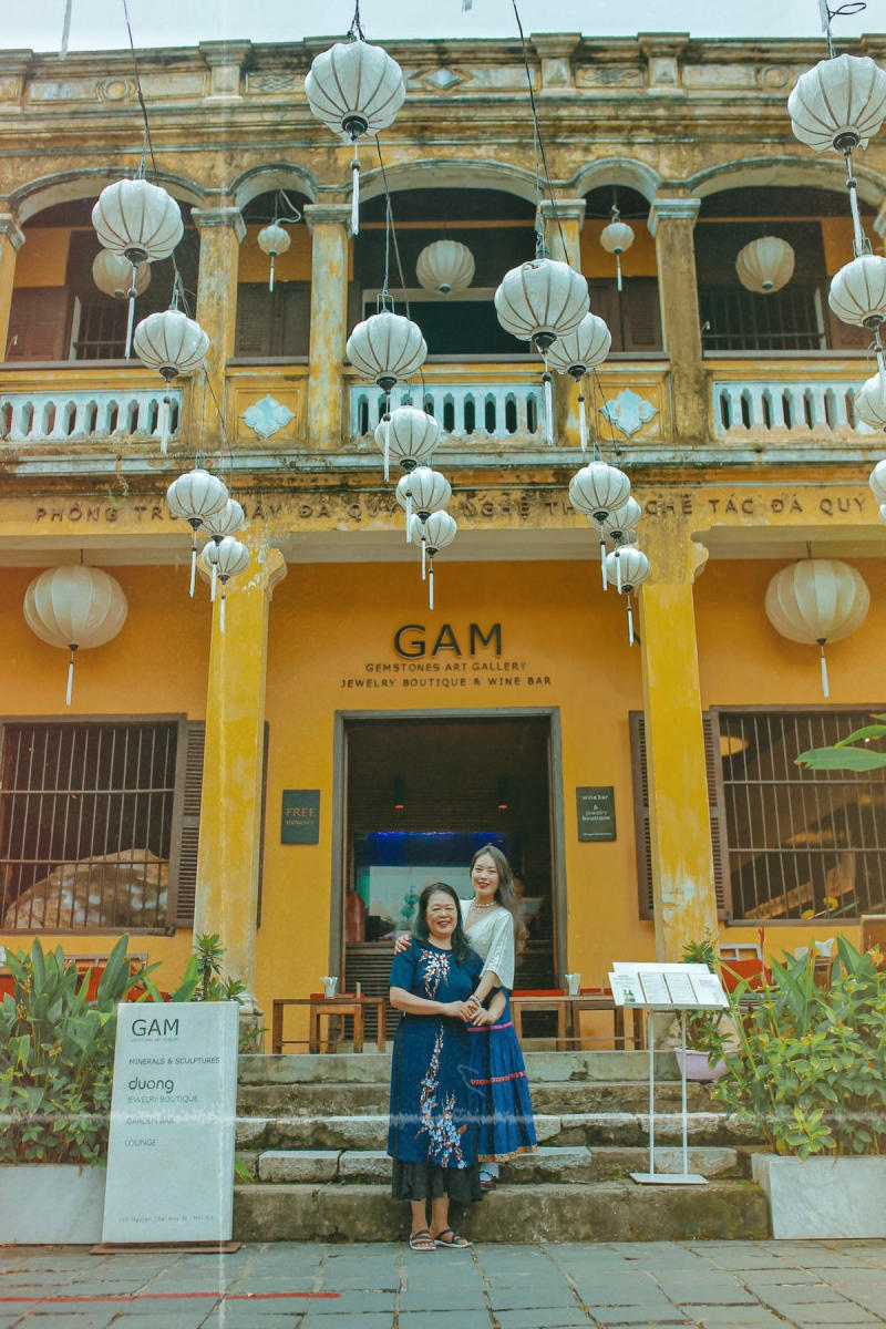 Tạo dáng cho cặp đôi và nhóm bạn