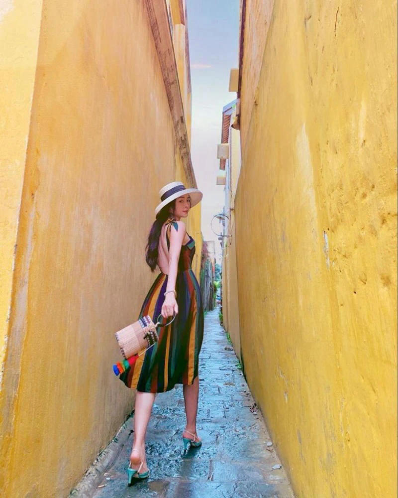 Tạo dáng chụp ảnh ở Hội An cho nữ