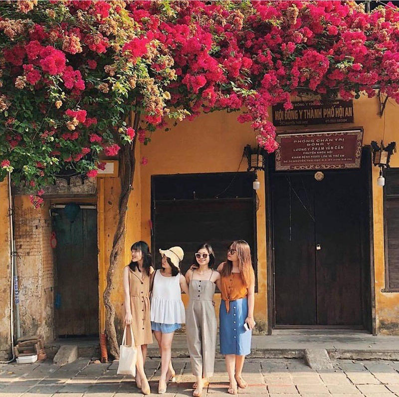 Tạo dáng cho cặp đôi và nhóm bạn