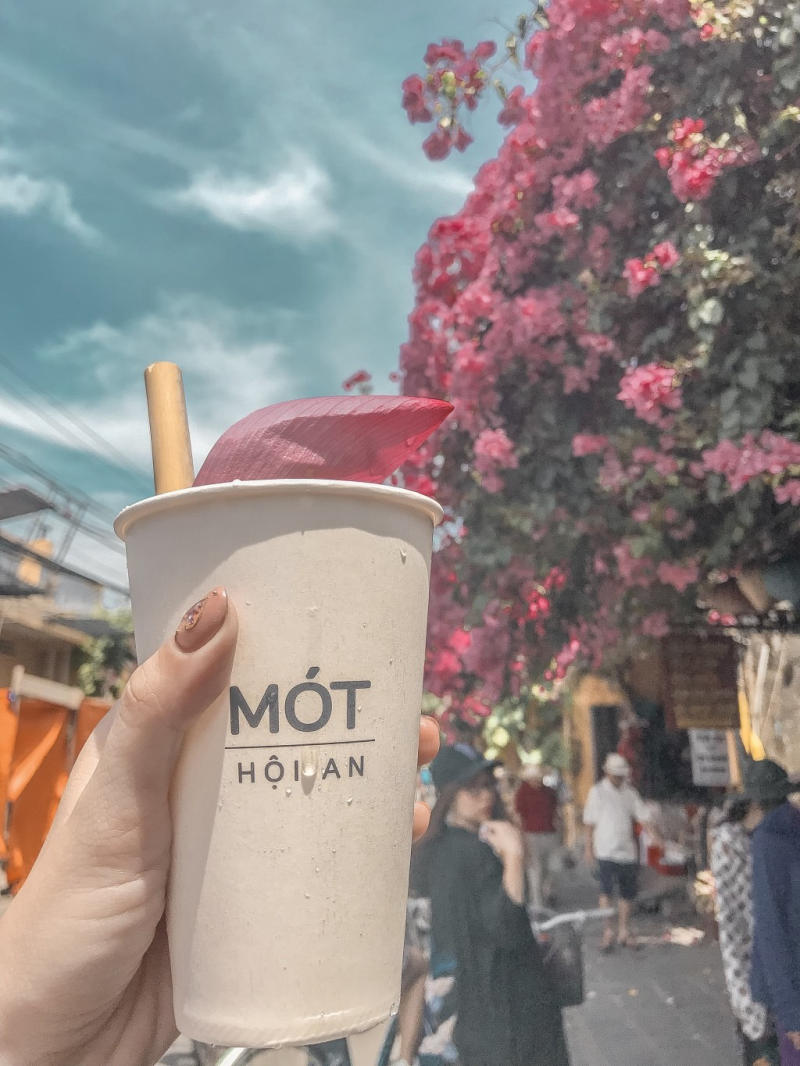 Tạo dáng chụp ảnh áo dài ở Hội An cho nữ