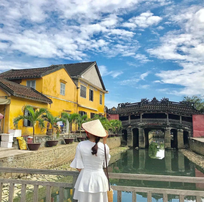 Tạo dáng chụp ảnh ở Hội An cho nữ