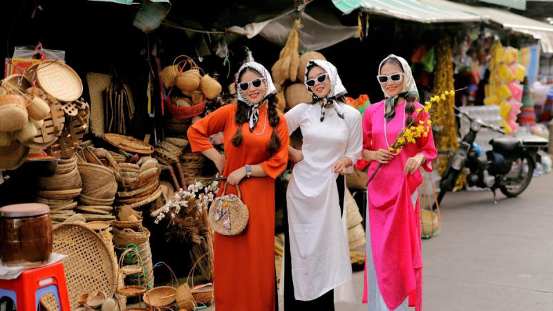 Tạo dáng cho cặp đôi và nhóm bạn