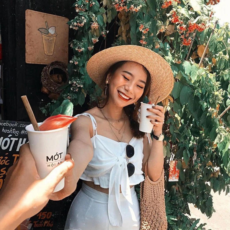 Tạo dáng chụp ảnh ở Hội An cho nữ