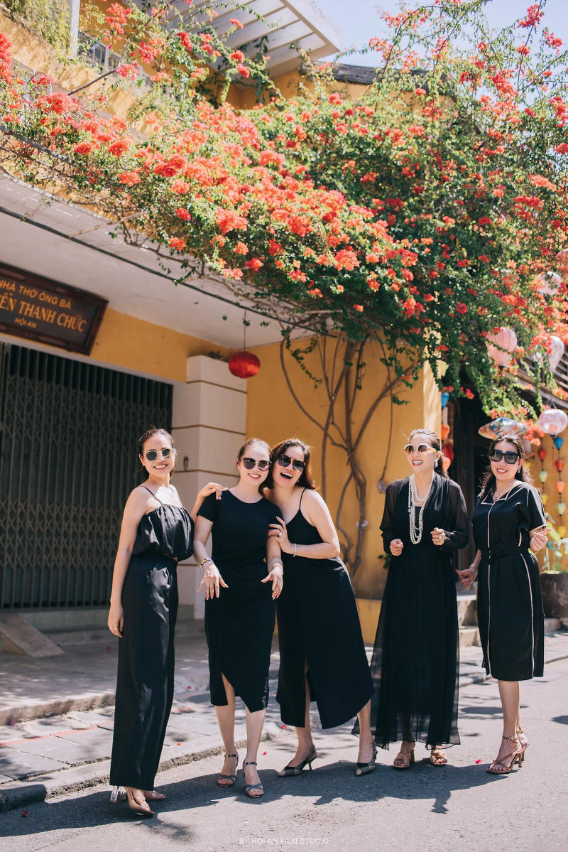 Tạo dáng cho cặp đôi và nhóm bạn