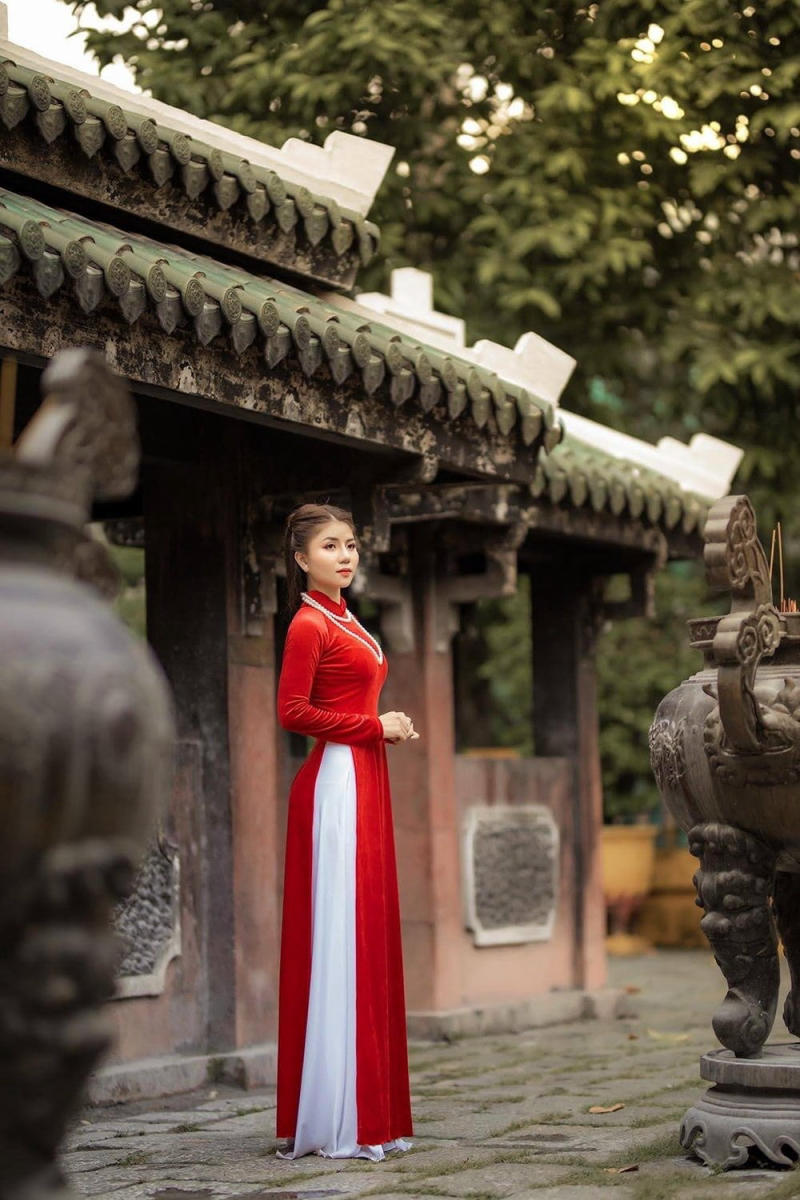 Tạo dáng chụp ảnh ở Hội An cho nữ