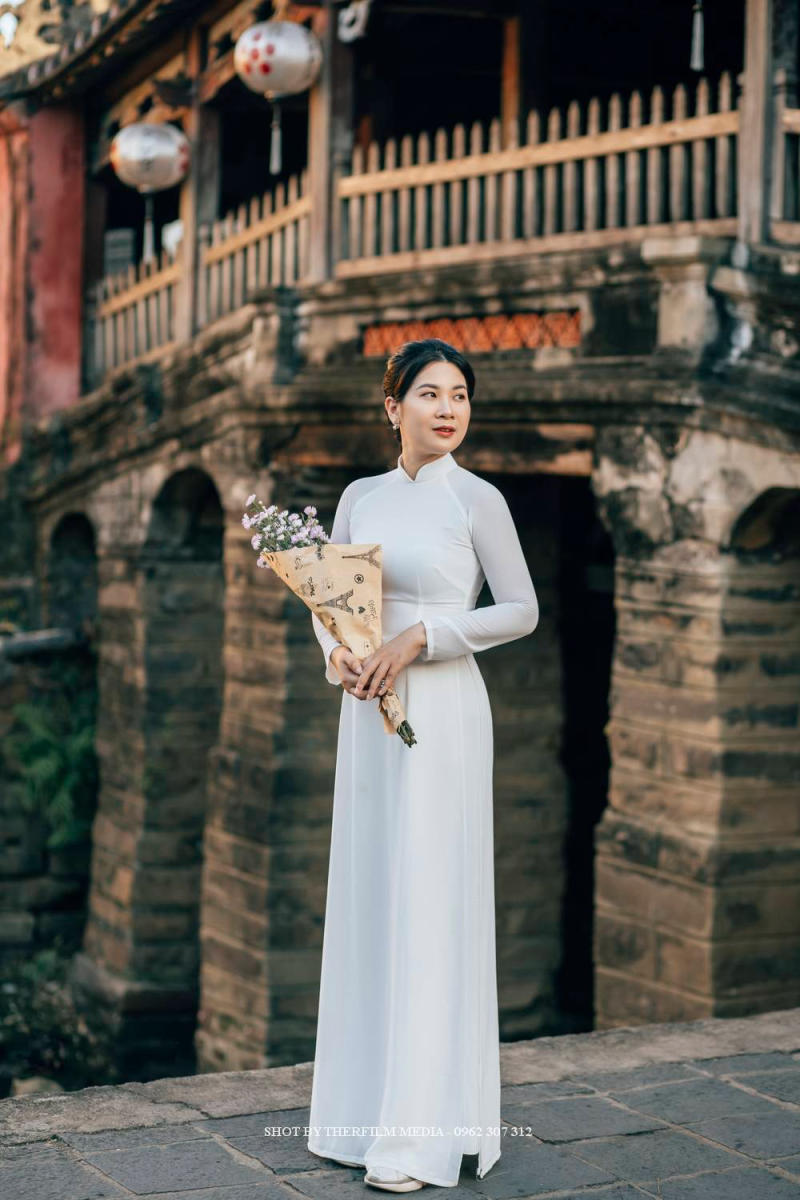 Tạo dáng chụp ảnh ở Hội An cho nữ