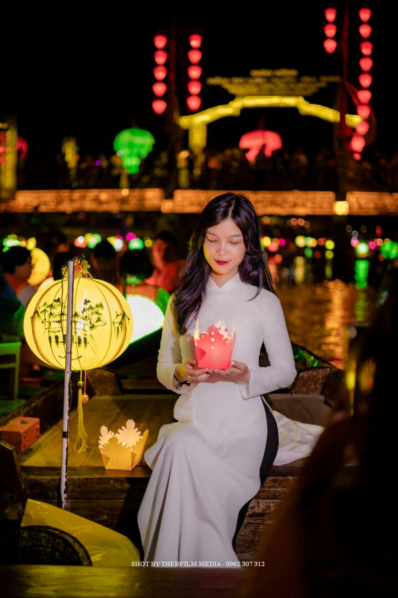 Tạo dáng chụp ảnh áo dài ở Hội An cho nữ