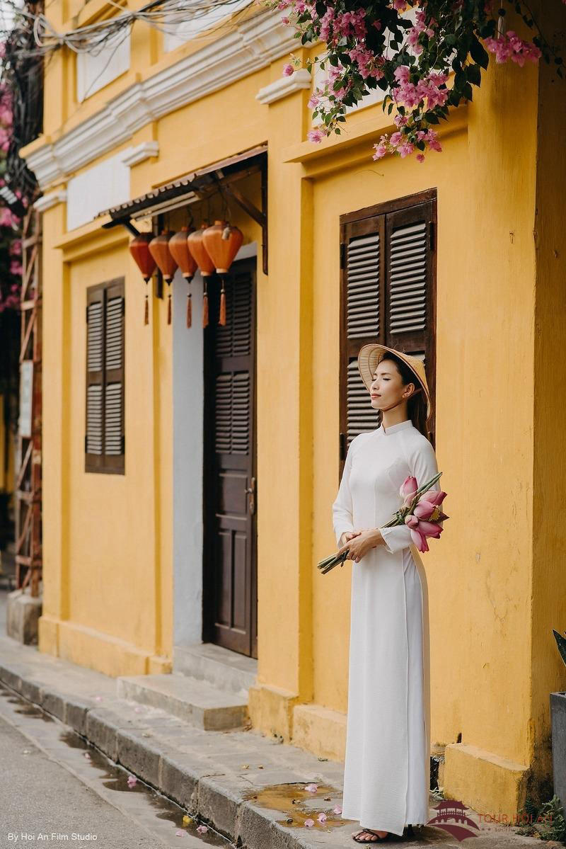 Tạo dáng chụp ảnh áo dài ở Hội An cho nữ