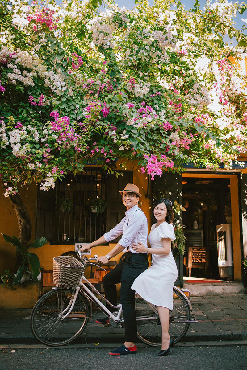 Tạo dáng cho cặp đôi và nhóm bạn