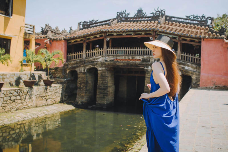 Tạo dáng chụp ảnh ở Hội An cho nữ