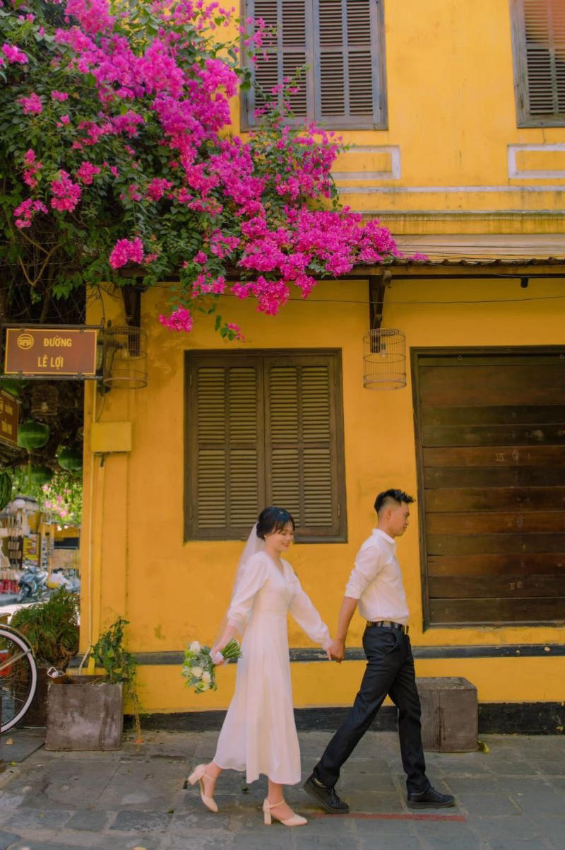 Tạo dáng cho cặp đôi và nhóm bạn