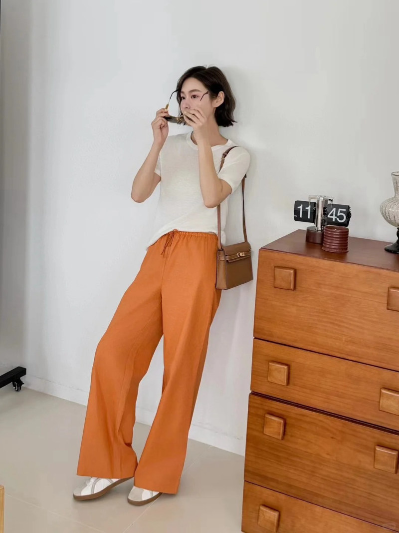 màu cam đất mặc với màu gì