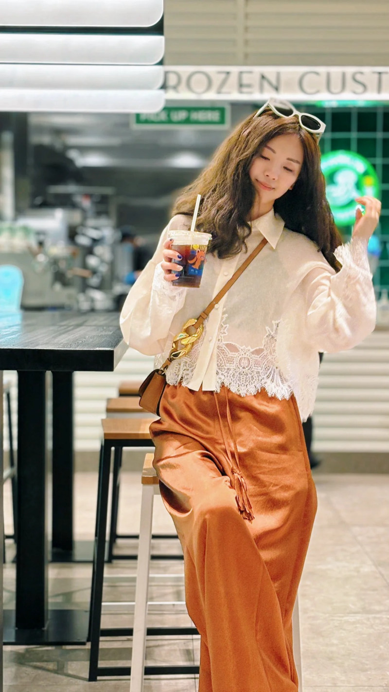 màu cam đất mặc với màu gì