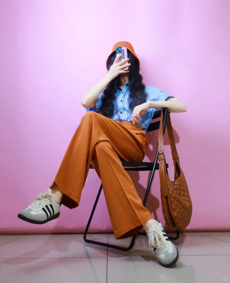 màu cam đất mặc với màu gì