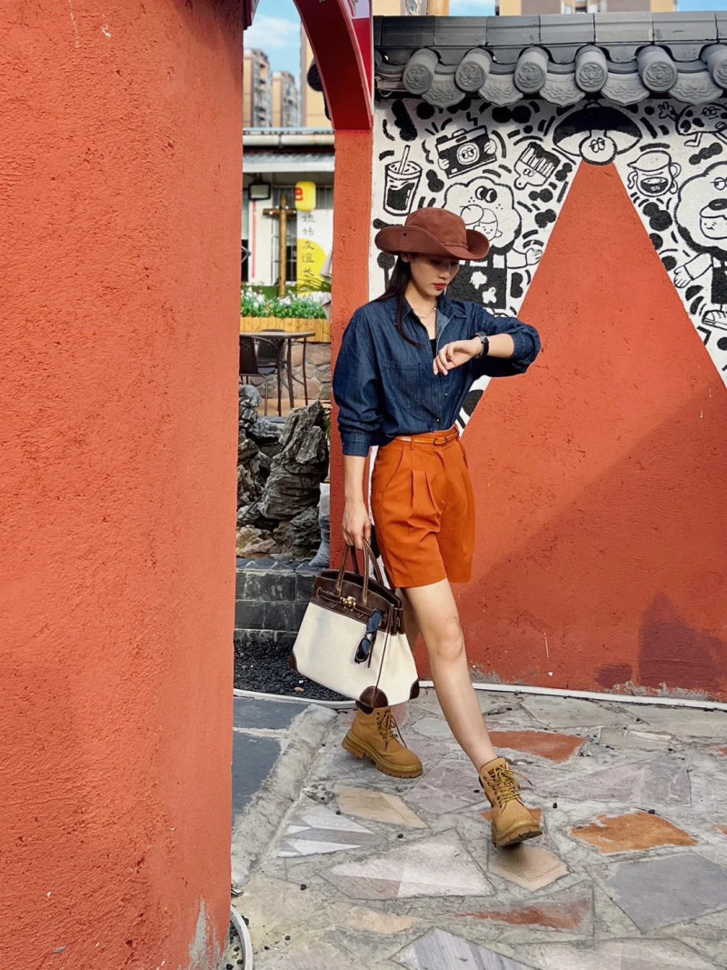 màu cam đất mặc với màu gì