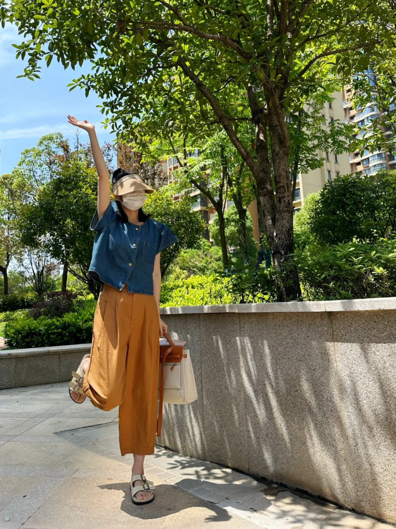 màu cam đất mặc với màu gì