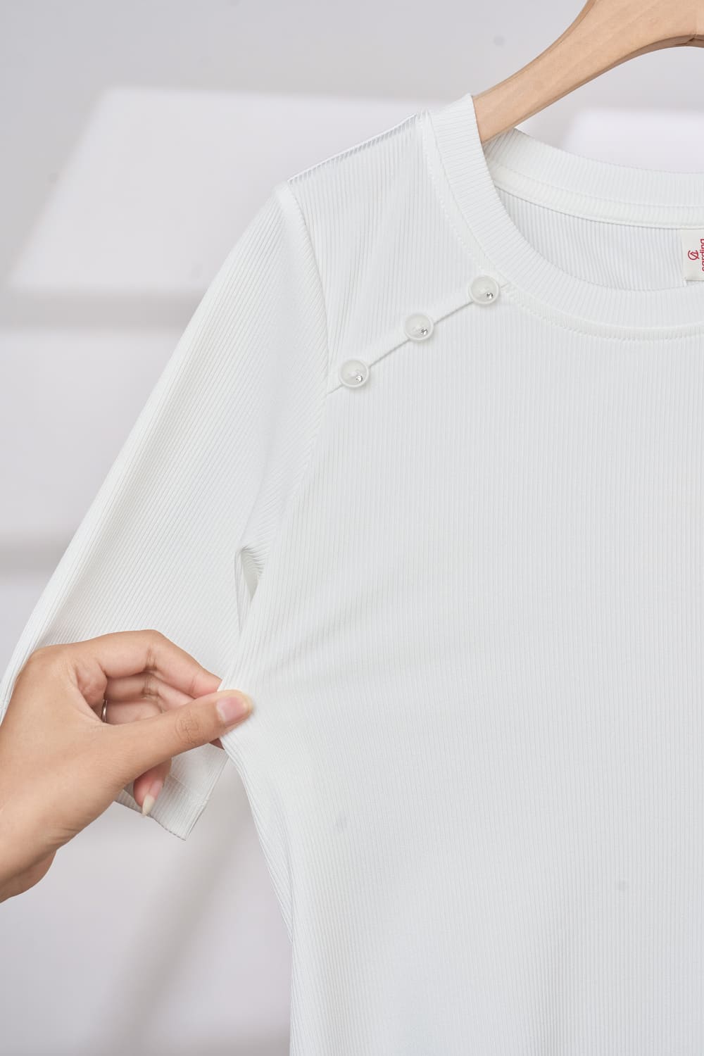 Áo tăm tay lỡ cổ tròn cúc vai trang trí