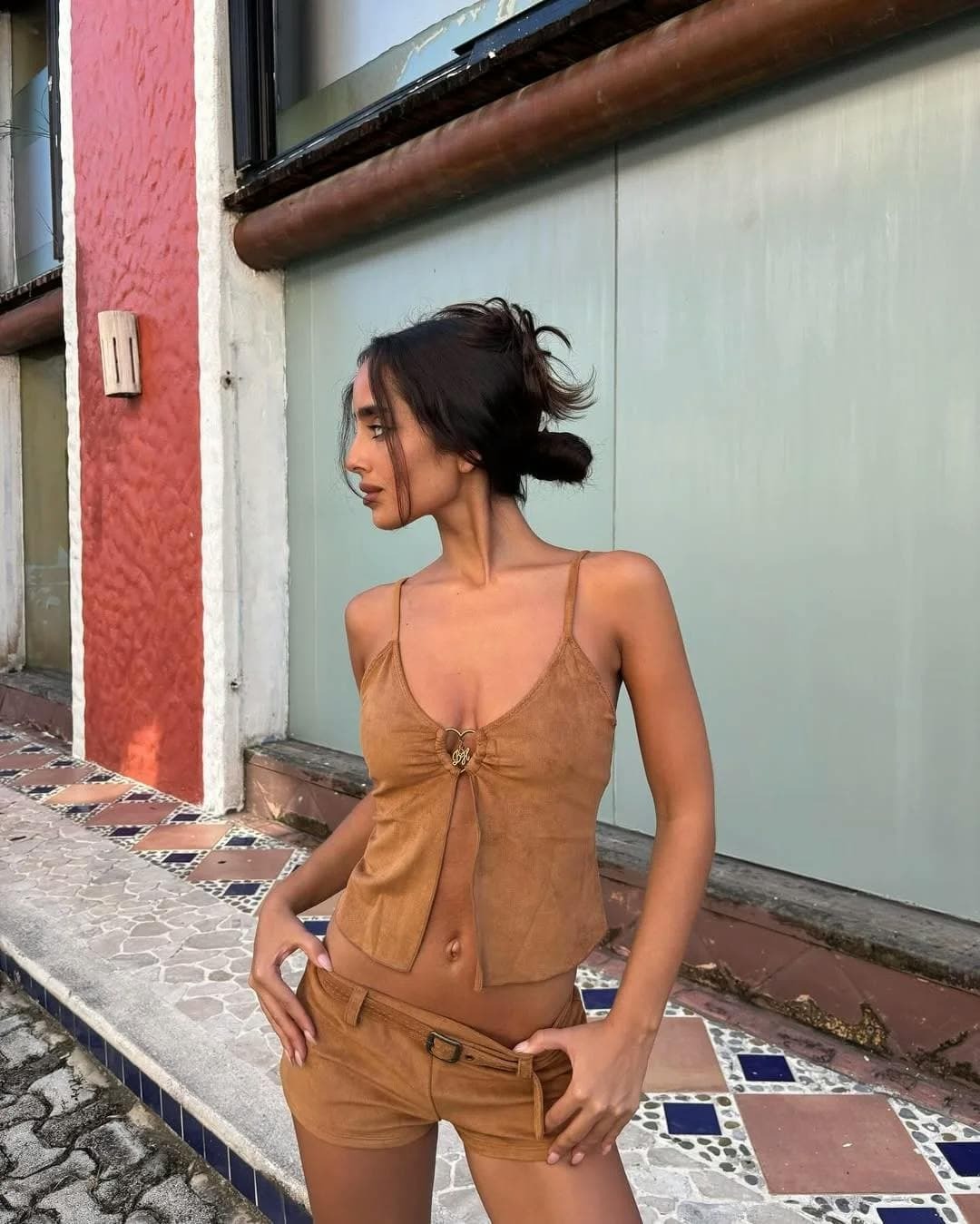 bộ sưu tập đình đám kết hợp giữa Frankies Bikinis và Bella Hadid