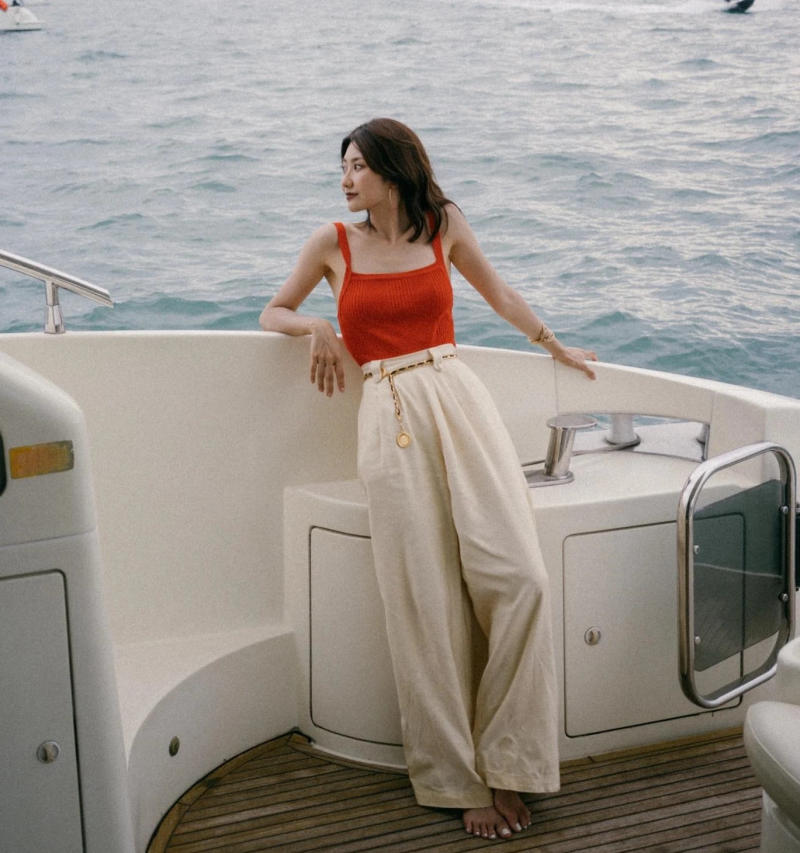 Quần ống rộng cạp cao và áo croptop/áo hai dây