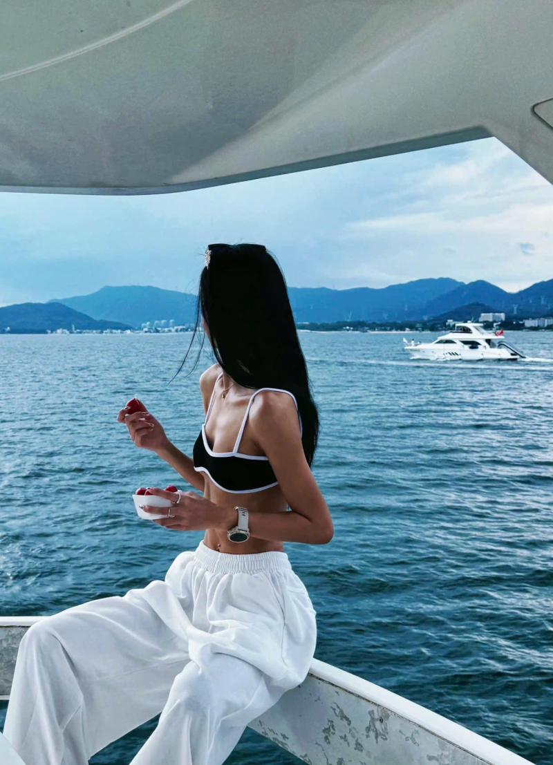 Quần ống rộng cạp cao và áo croptop/áo hai dây