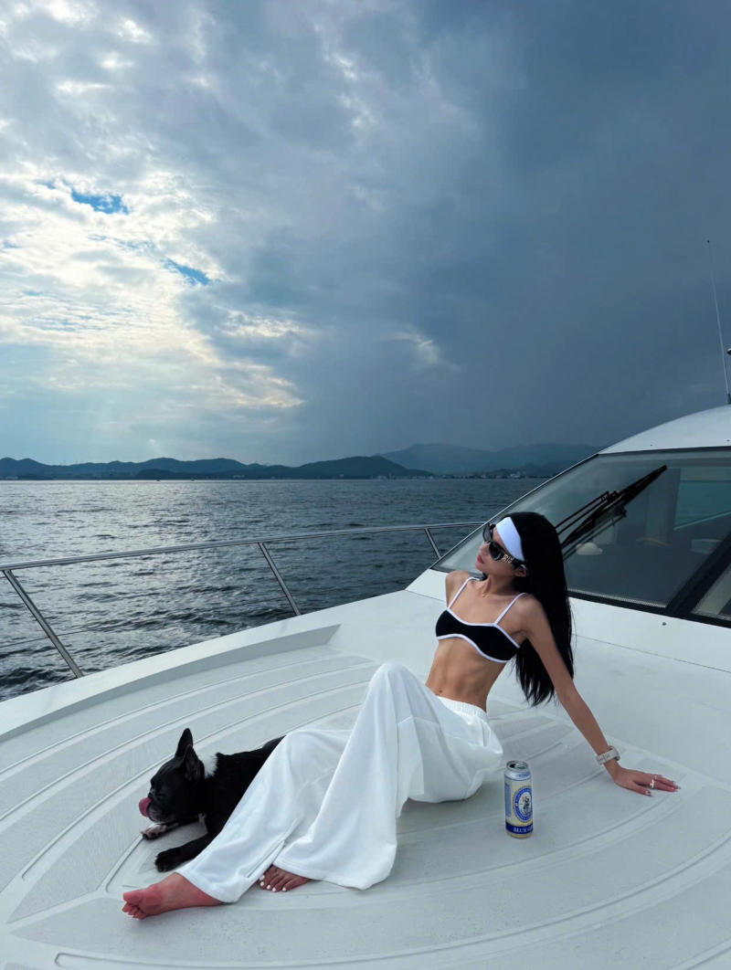 Quần ống rộng cạp cao và áo croptop/áo hai dây