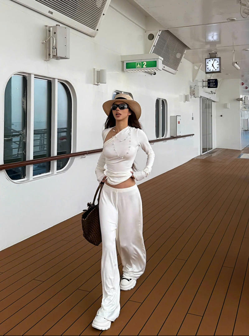 Mũ rộng vành và kính râm