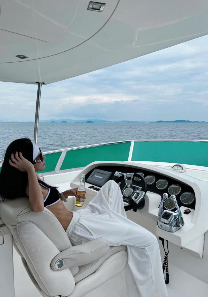 Quần ống rộng cạp cao và áo croptop/áo hai dây