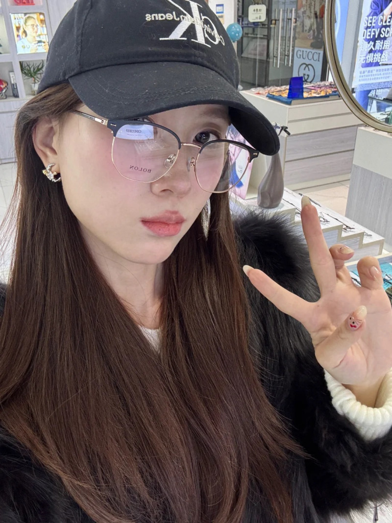 mặt vuông đeo kính gì