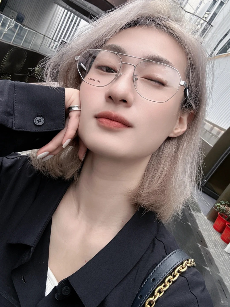 mặt vuông đeo kính gì