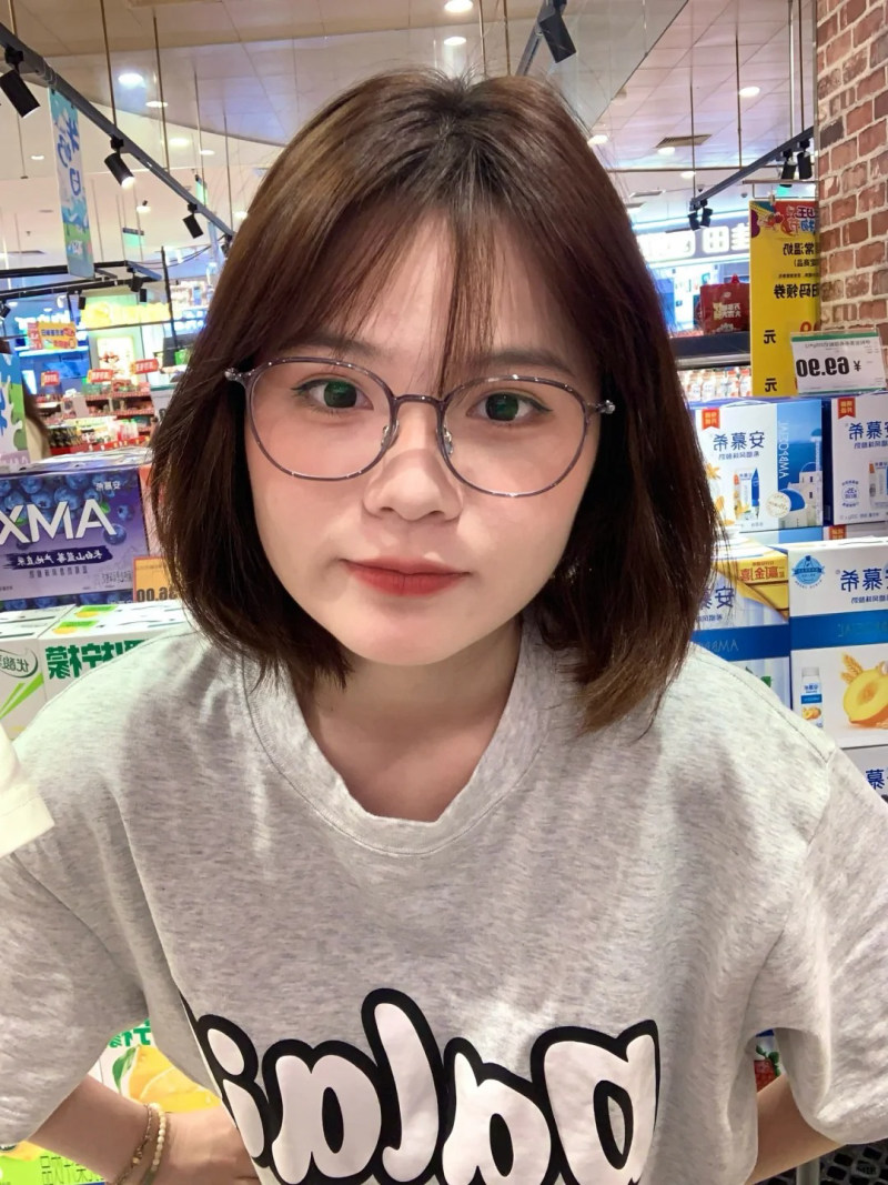 mặt vuông đeo kính gì