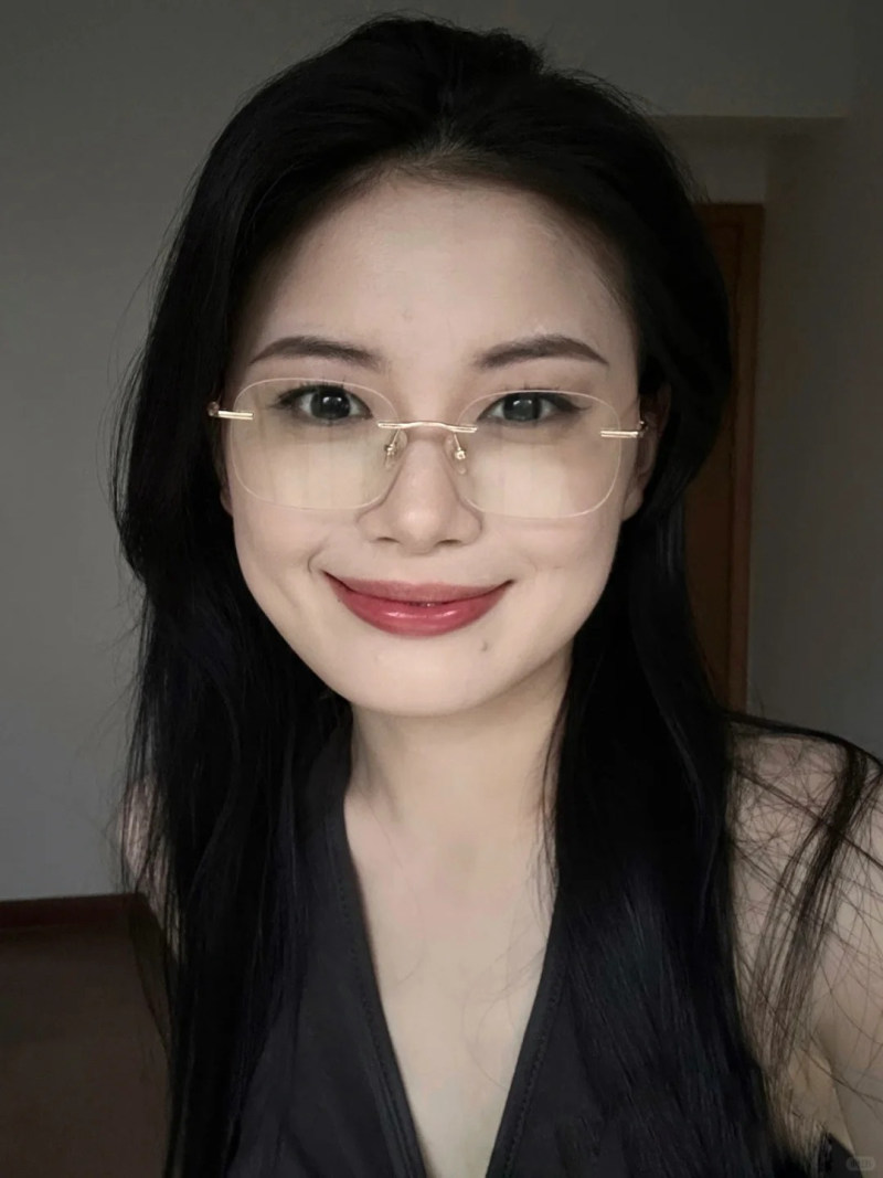 mặt vuông đeo kính gì