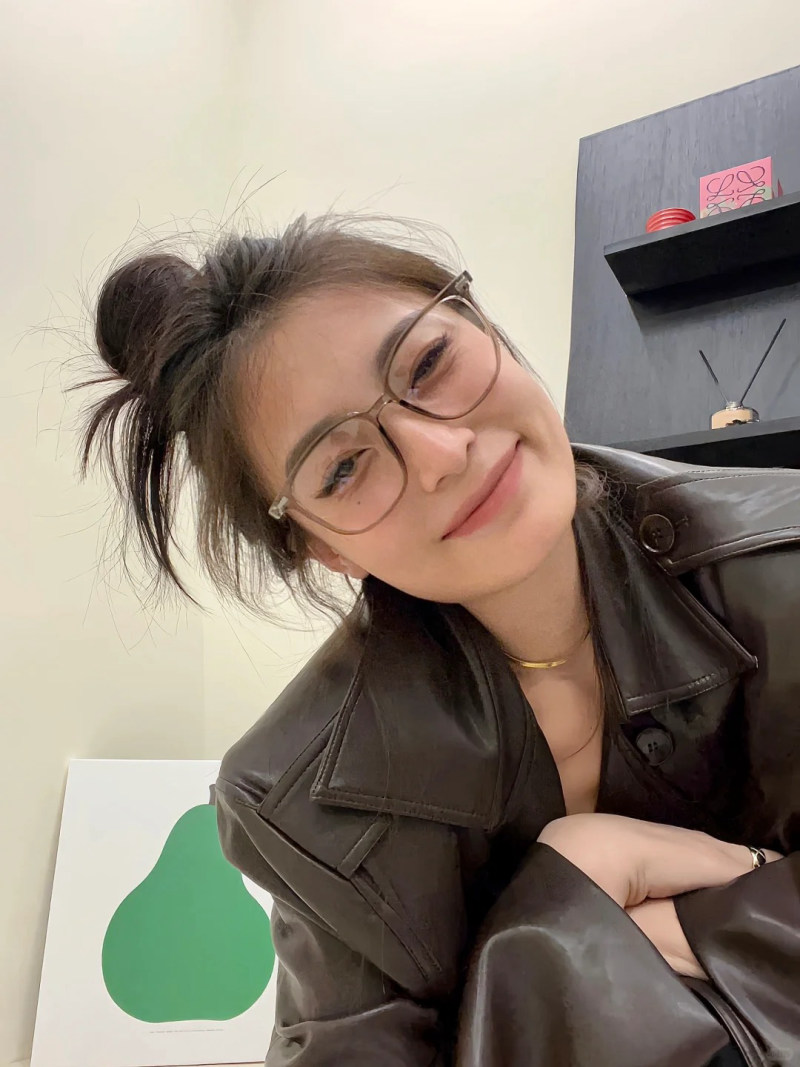 mặt vuông đeo kính gì