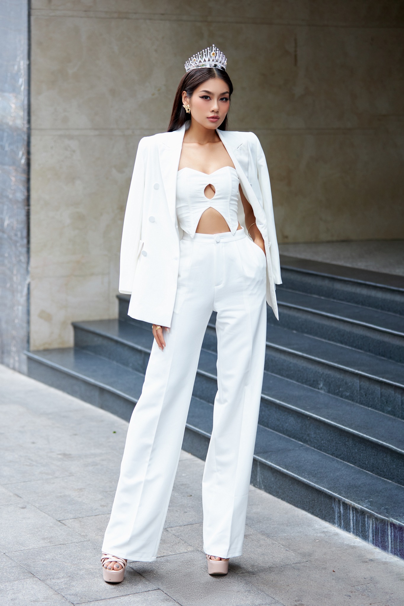 Nổi Bật Dưới Lớp Áo Blazer Thanh Lịch