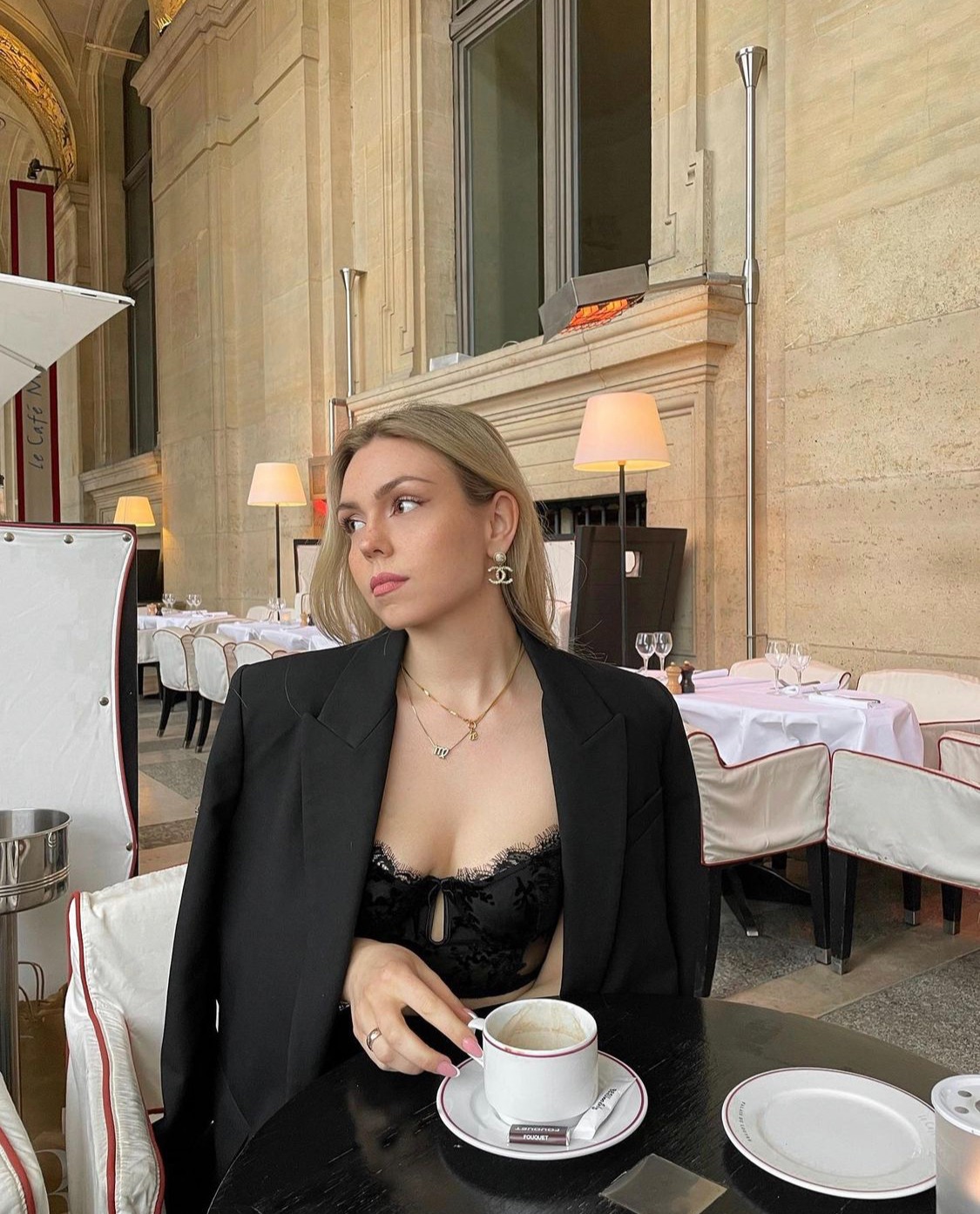 Nổi Bật Dưới Lớp Áo Blazer Thanh Lịch