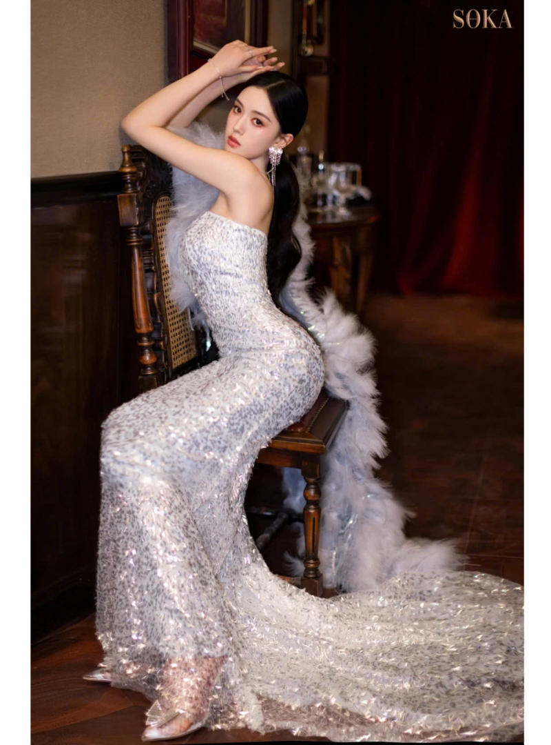 Dáng Ngồi Kiêu Hãnh Khoe Váy Dài