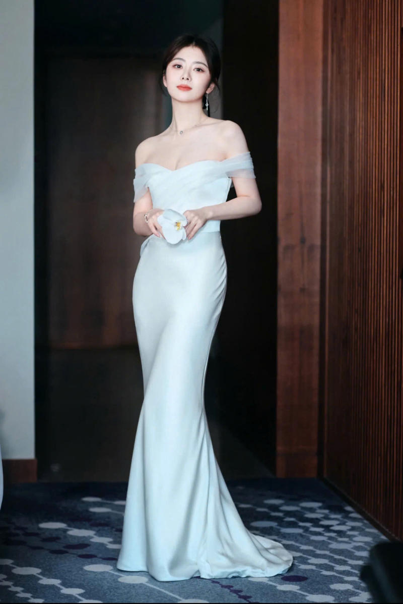 Dáng Đứng Tinh Tế Cùng Bông Hoa Nhỏ