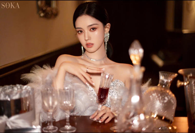 Dáng Ngồi Uống Nước Đầy Lôi Cuốn