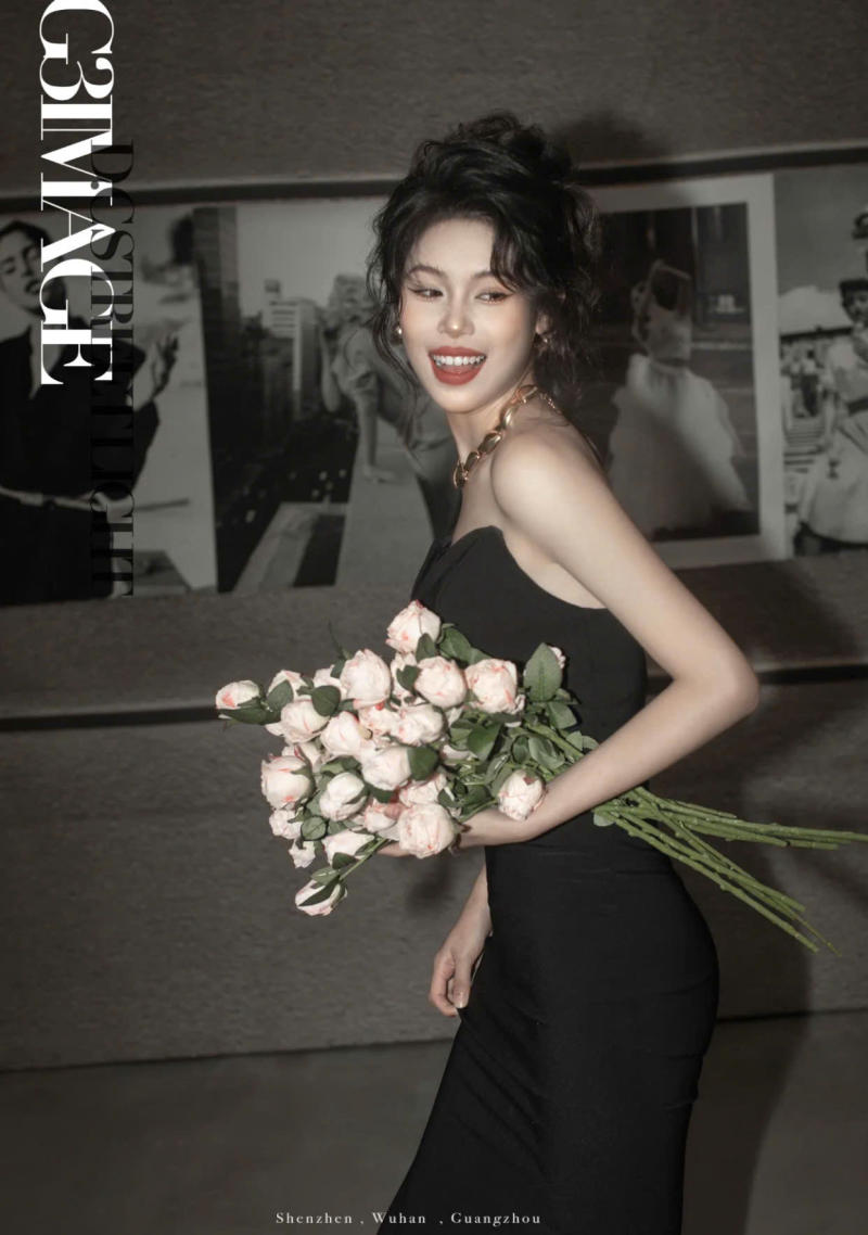 Dáng Ôm Hoa Rạng Rỡ Góc Nghiêng