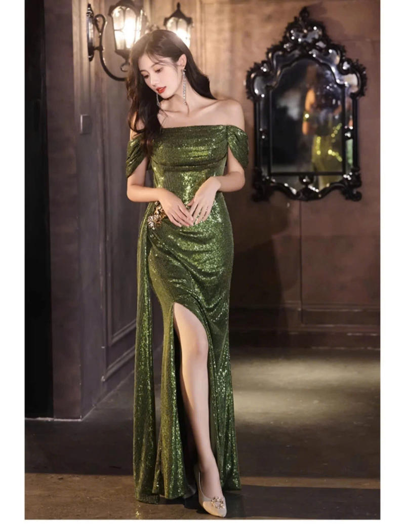 Dáng Đứng Tay Đặt Thanh Lịch