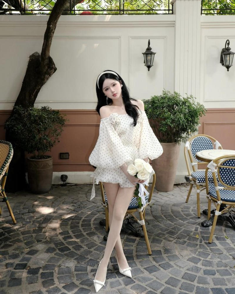 Dáng Đứng Thanh Lịch Với Bó Hoa Cầm Tay