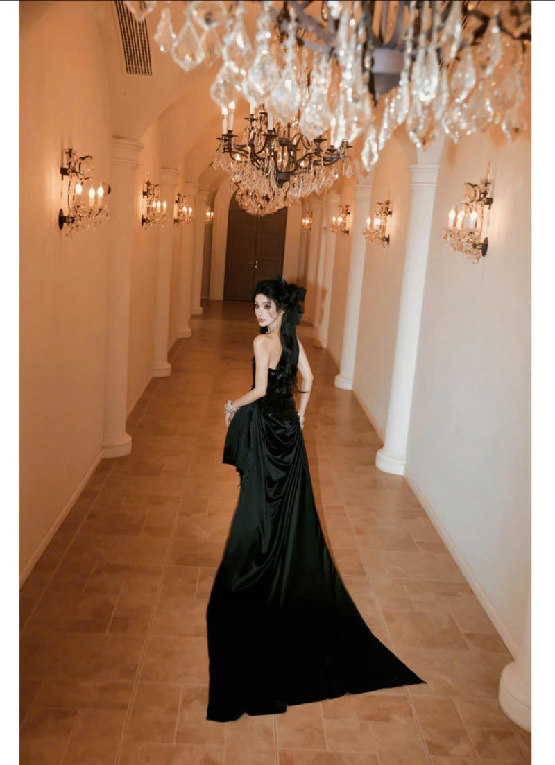 Dáng Bước Đi Uyển Chuyển Với Váy Dài