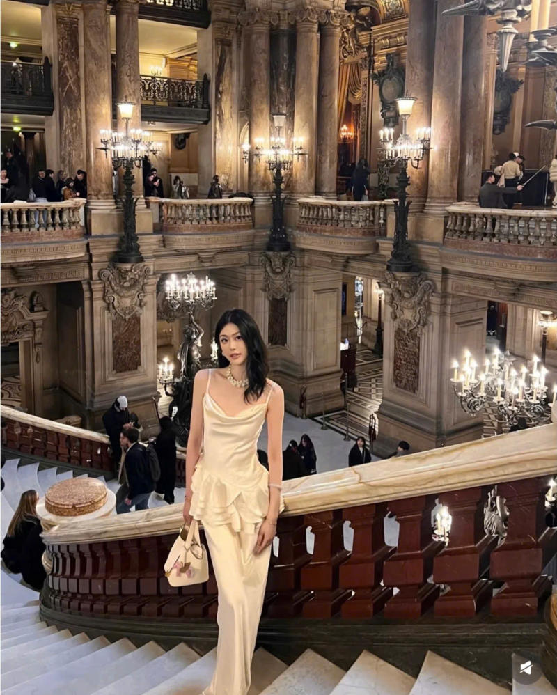 Dáng Xuất Hiện Lộng Lẫy Trên Cầu Thang